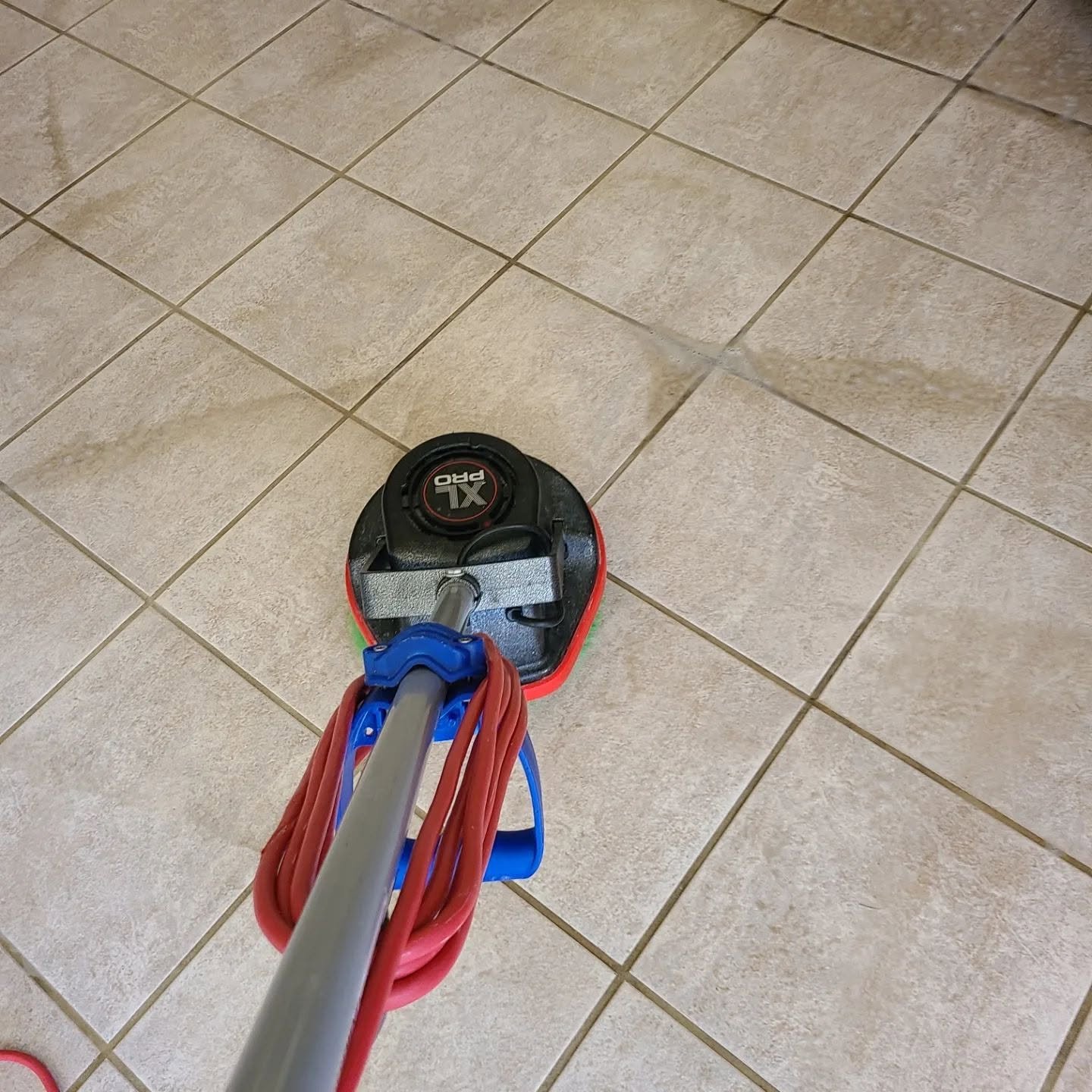 Tile floor cleaning machine